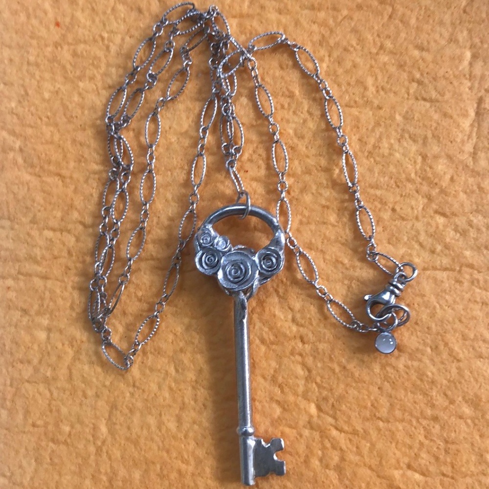 Sterling Silver Necklace w/Key Pendant - Picture 5 of 11